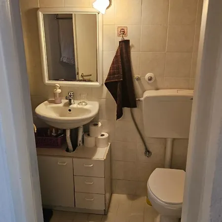 House In Garden Semesterbostad